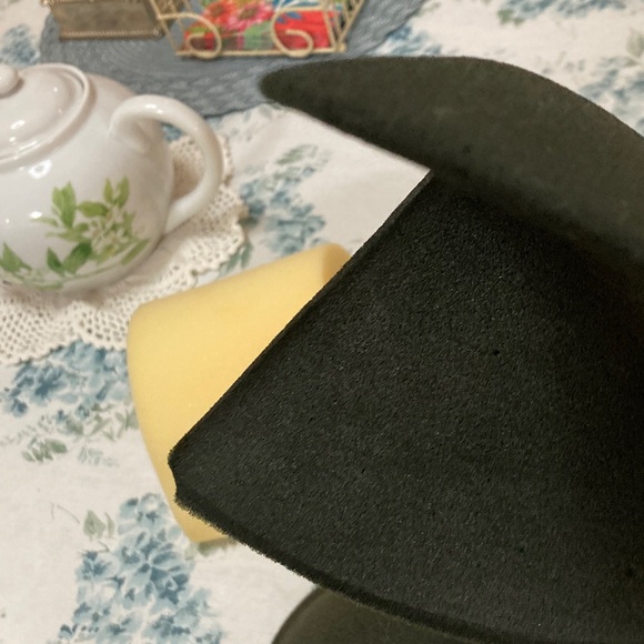 Off white and Black Shoulder Pads - Picture 4 of 6